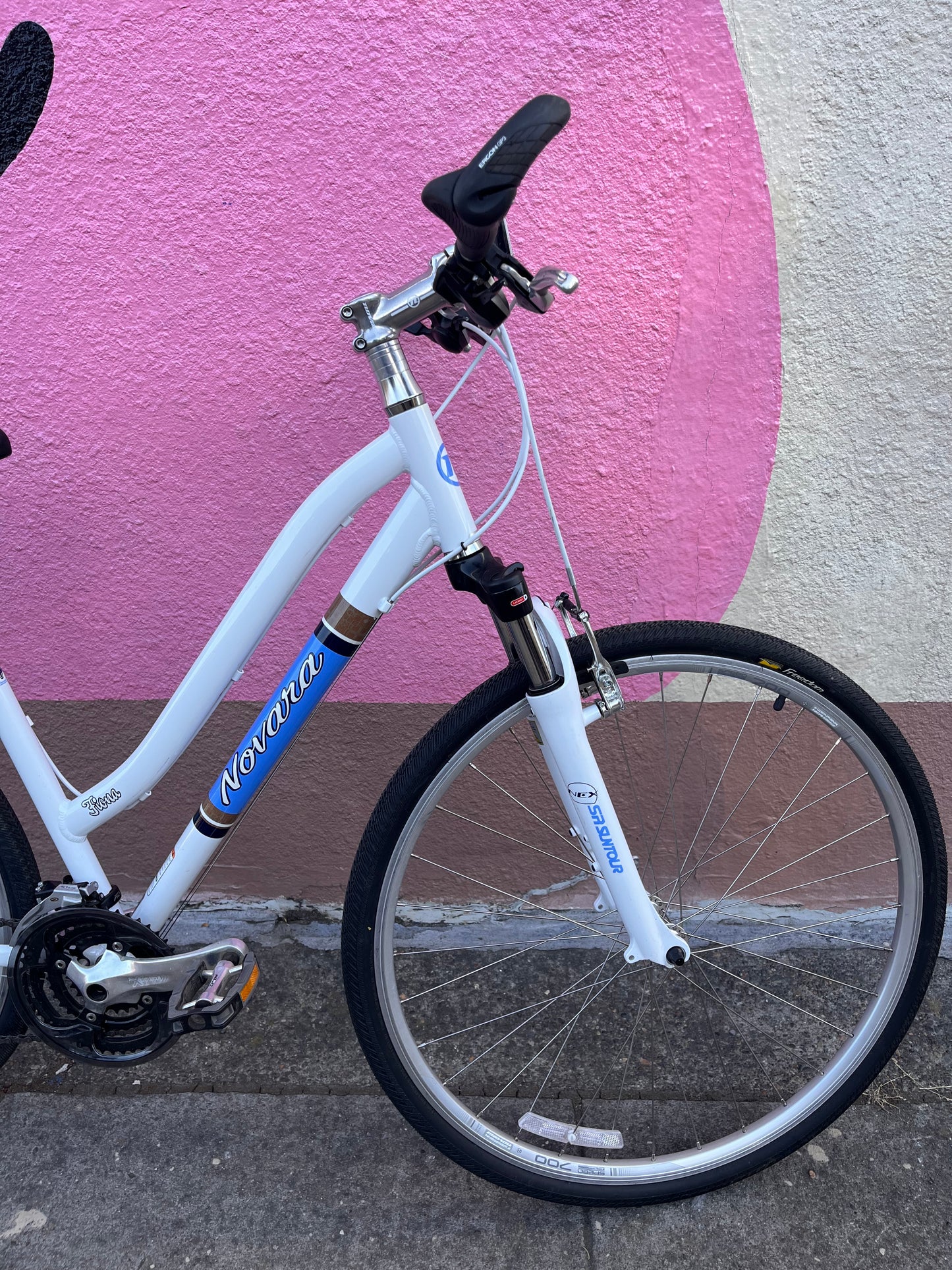 Novara hybrid 3x9 Shimano 700c wheels size medium custom refurbished