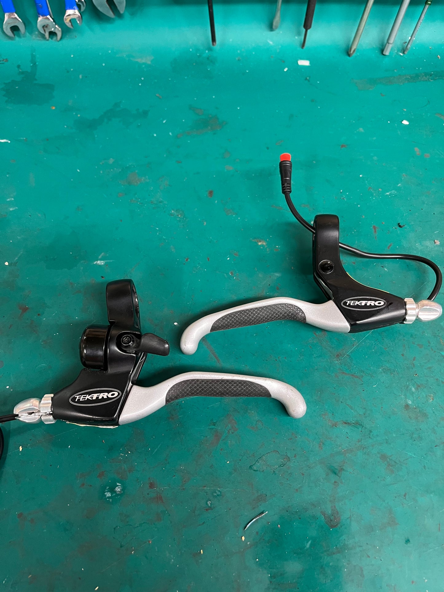 Tektro EL350 brake lever for e-bikes with Julet 2 pin cutoff wiring switch, pair left right