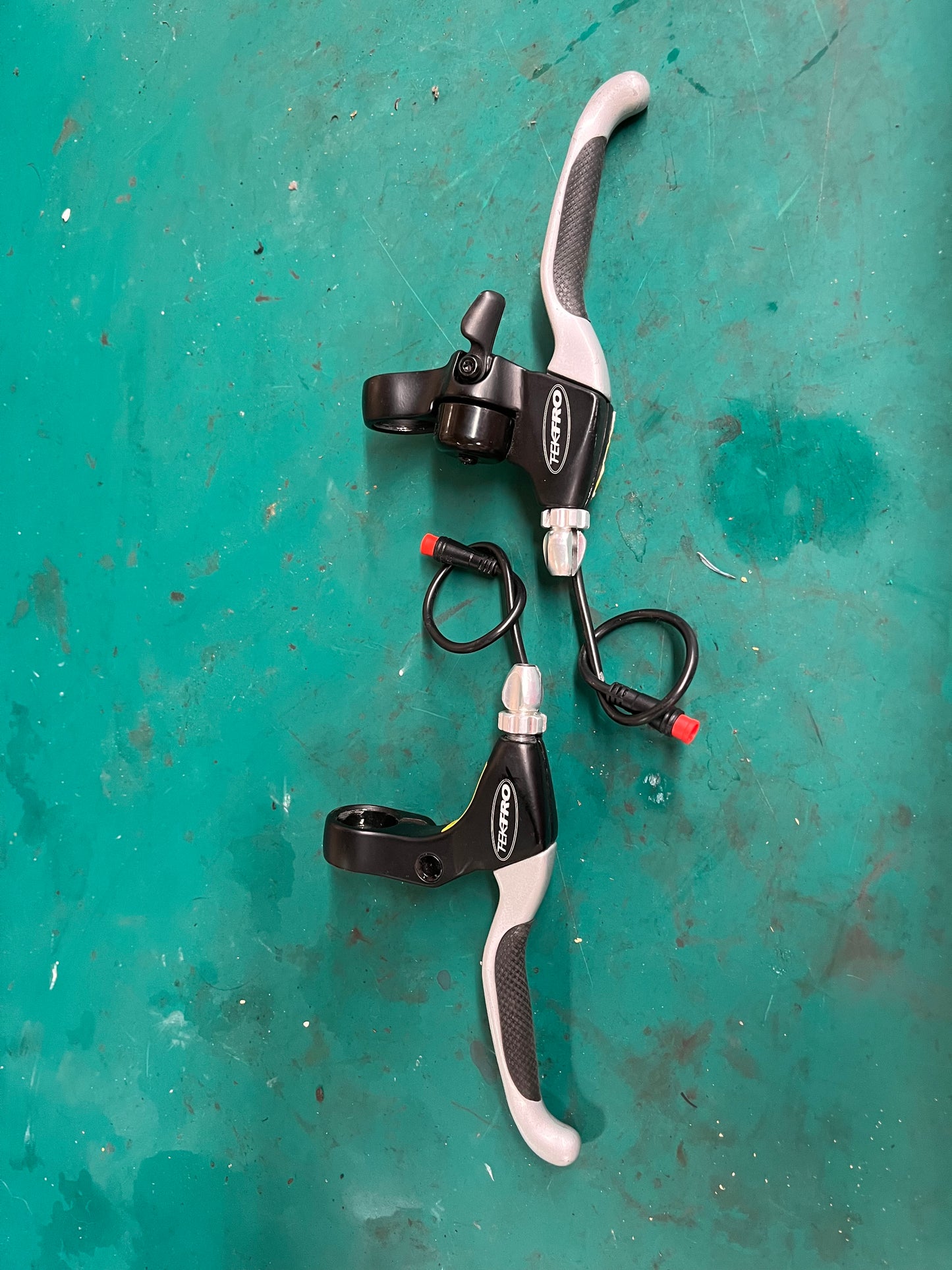 Tektro EL350 brake lever for e-bikes with Julet 2 pin cutoff wiring switch, pair left right