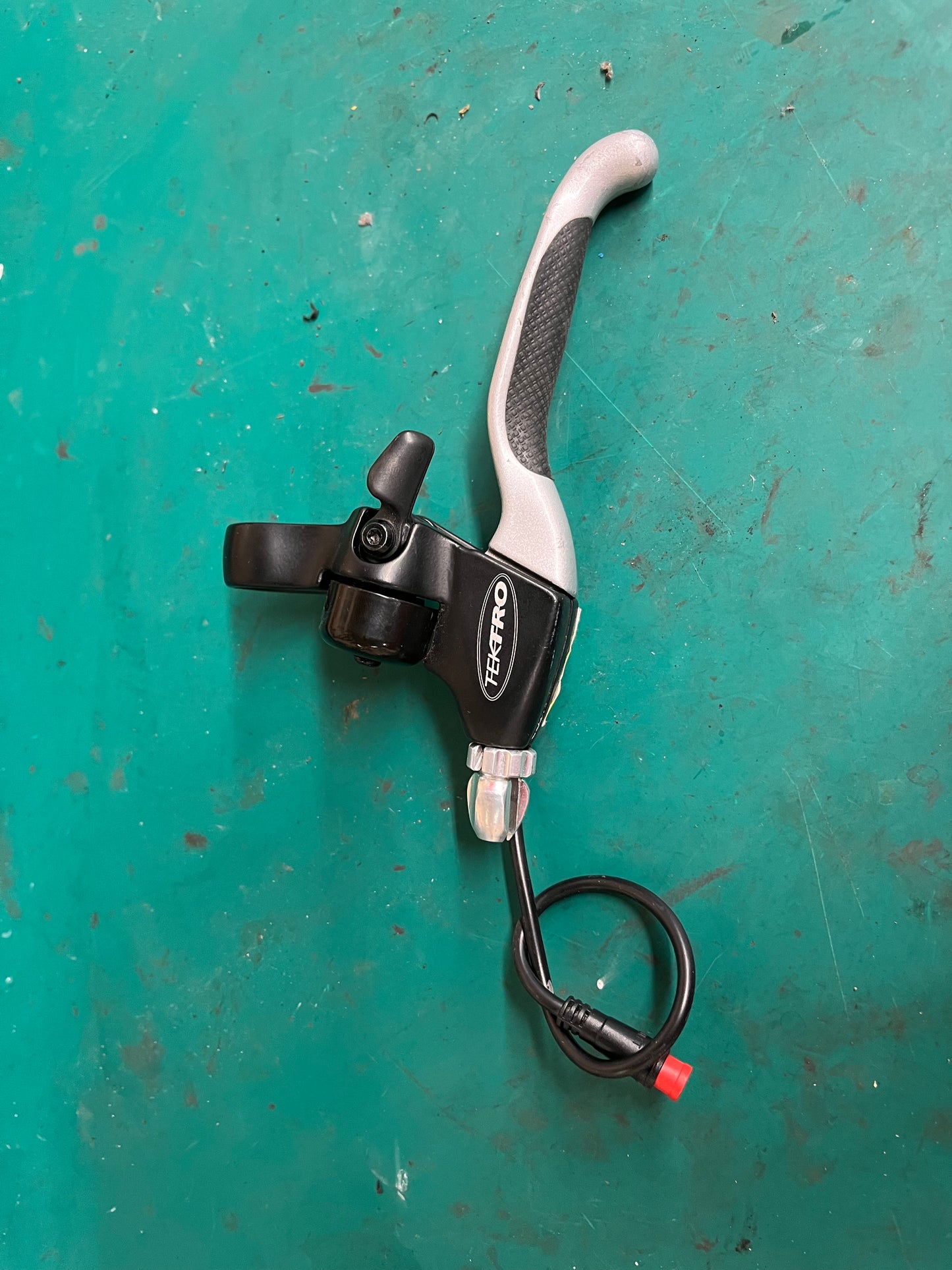 Tektro EL350 brake lever for e-bikes with Julet 2 pin cutoff wiring switch, pair left right
