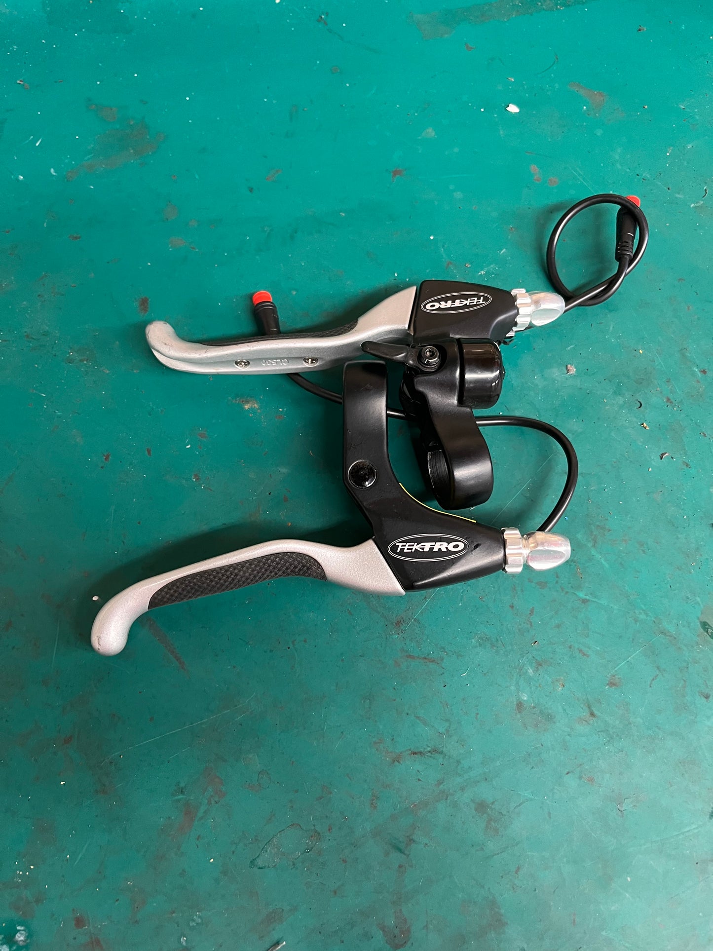 Tektro EL350 brake lever for e-bikes with Julet 2 pin cutoff wiring switch, pair left right