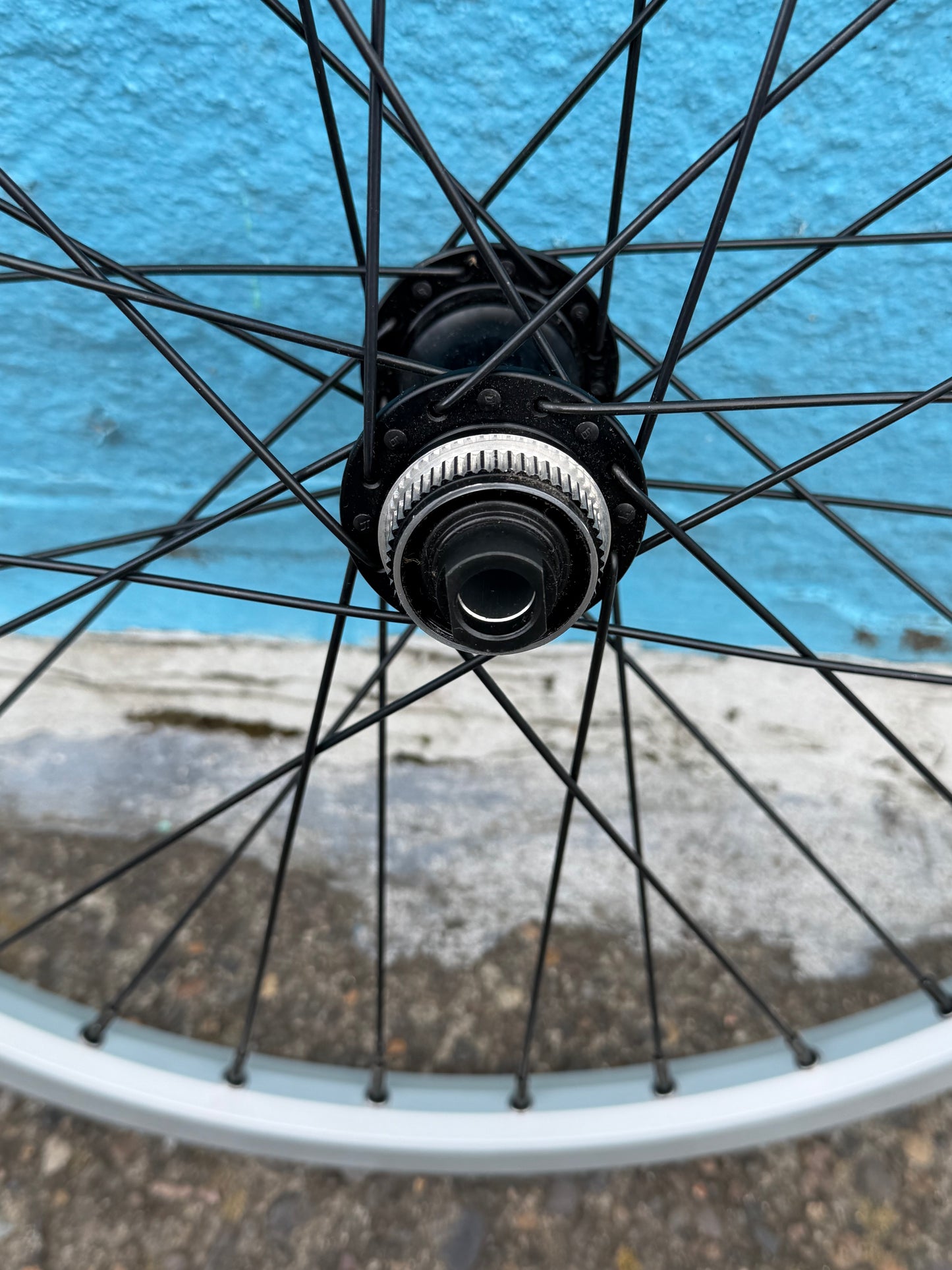 Front wheel for Veloci Pickup fork 20" Sun CR18/ Shimano Thru axle
